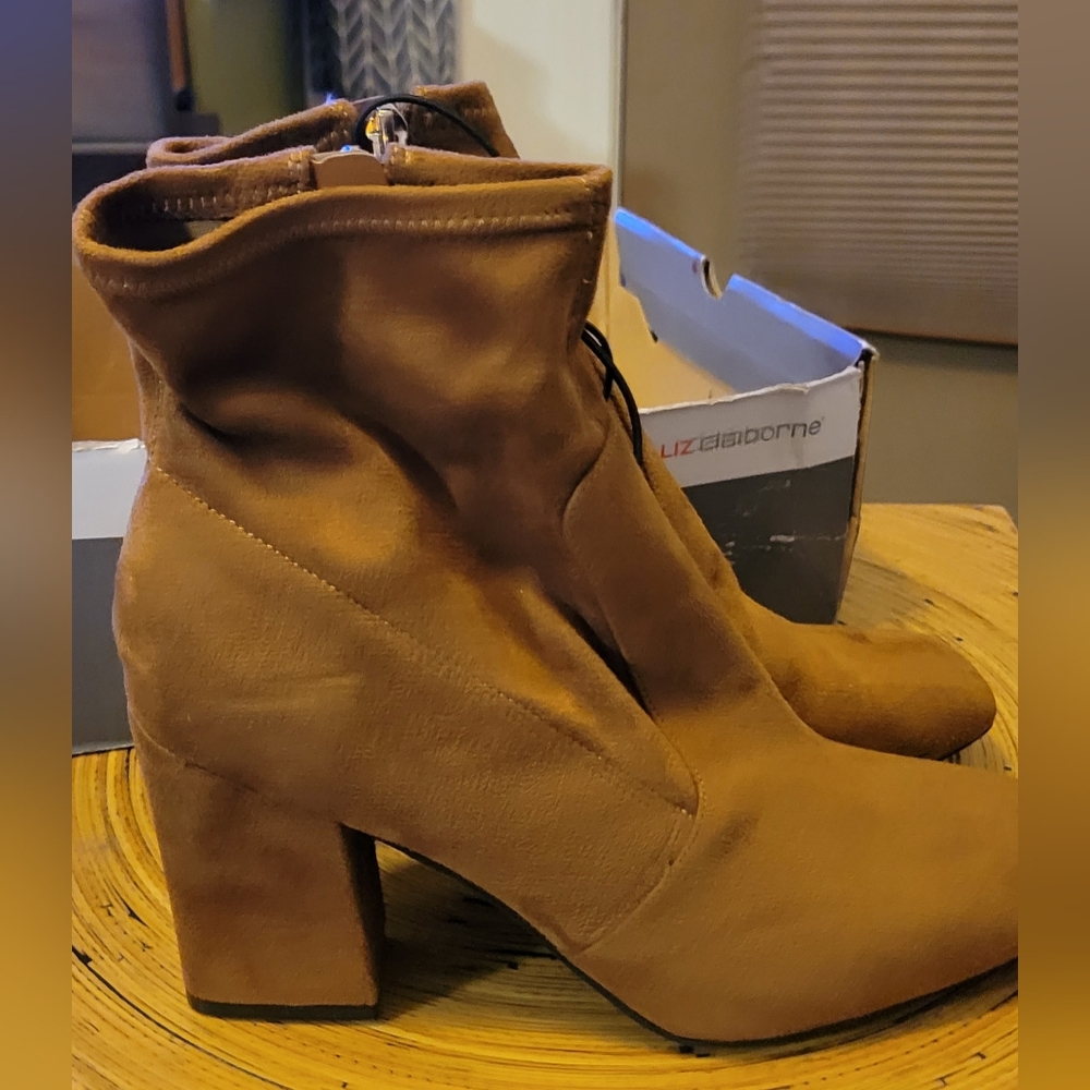 New Liz Claiborne Karder Ankle Booties Memory Foam LT Tan Sz 10M